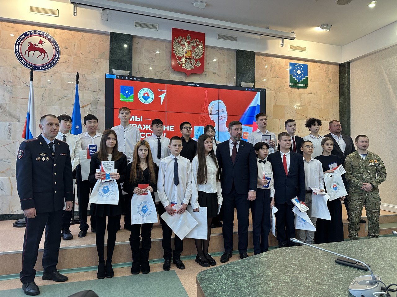 Главный документ. 17 юных мирнинцев получили свои первые паспорта в торжественной обстановке