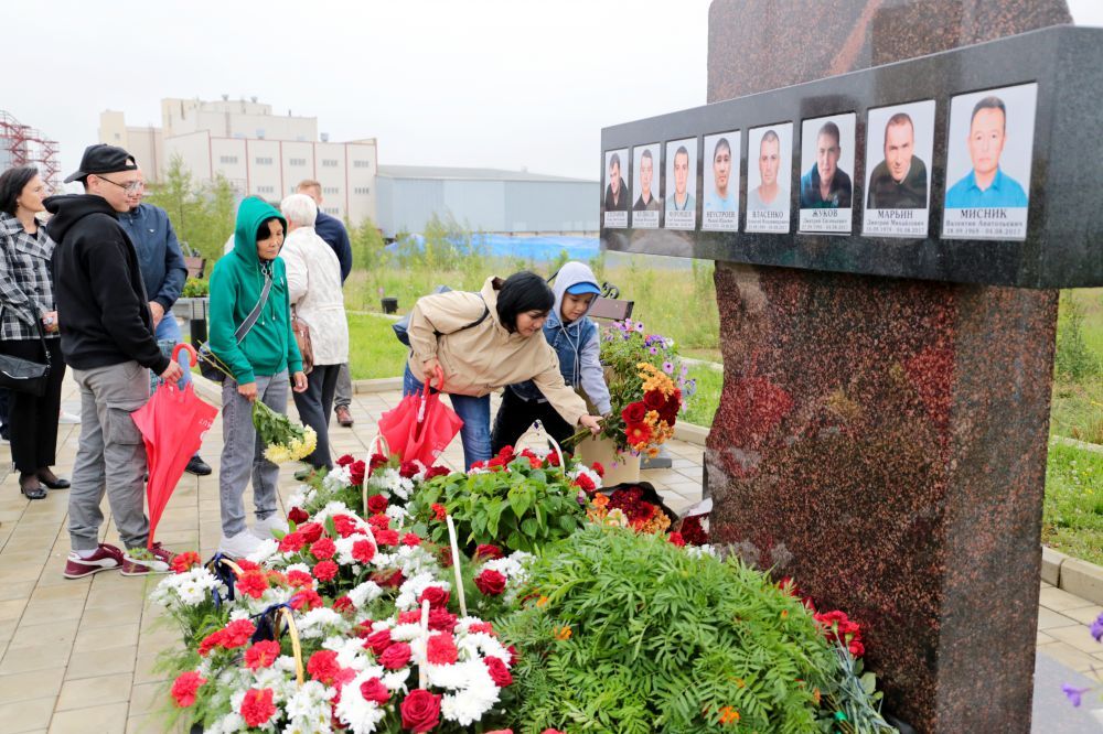 Памятнику погибшим шахтеров возложили цветы